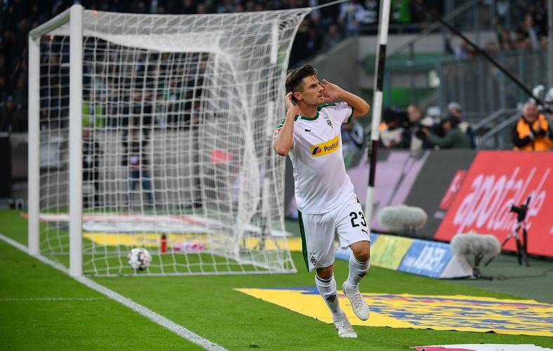 冲刺阶段突围战来临，门兴格拉德巴赫围绕NBA季后赛战术微调，赛场秩序良好，临场指挥获称赞的简单介绍